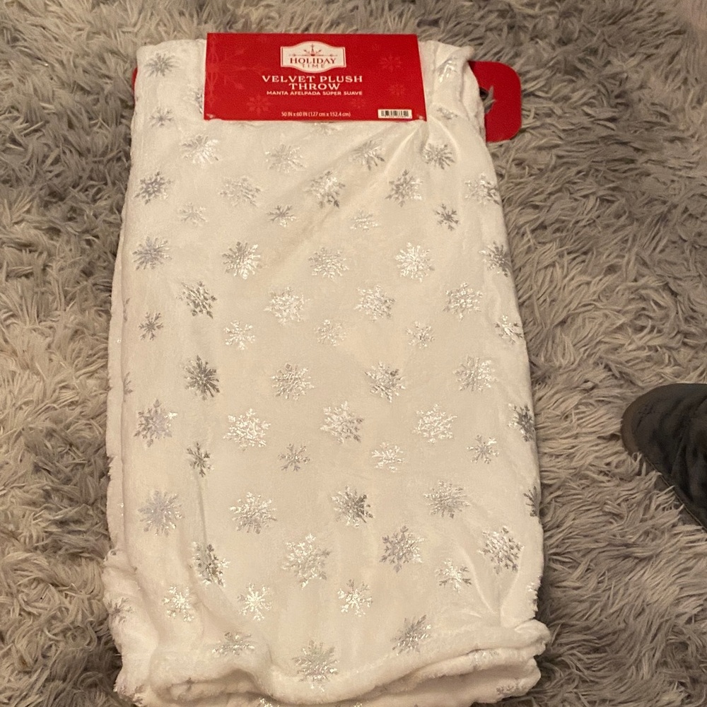 Holiday Time Velvet Plush Throw - Red and White